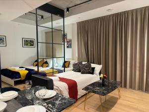 um quarto com uma cama, um sofá e uma mesa em Amazing Cosy Apartment, Next to O2 Arena and close to London Excel, Secure Parking em Londres