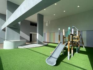 a play room with a slide and green carpet at Hermoso Apartamento tipo Loft en Rodadero Santa Marta in Santa Marta