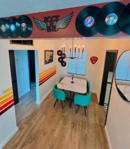 jadalnia ze stołem, krzesłami i płytami na ścianie w obiekcie Casa De Rock w mieście Tucson