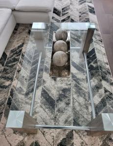Una mesa de café de cristal con tres rocas. en PLEASURE RIDE en Ottawa