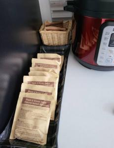 オタワにあるPLEASURE RIDEのコーヒーメーカーの横のカウンターに座った食品袋