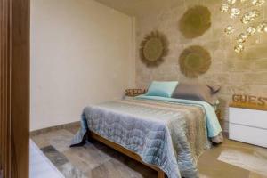 um quarto com uma cama e uma parede em Cipressi Spectacular Italian Tuscan style loft em Santeagueda