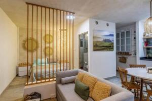 uma sala de estar com um sofá e uma mesa em Cipressi Spectacular Italian Tuscan style loft em Santeagueda