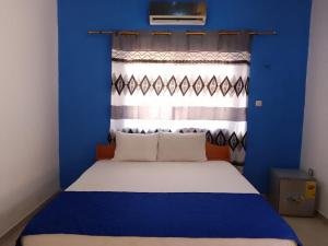 Tempat tidur dalam kamar di De L'abamba Beach Resort and Spa