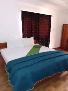 Tempat tidur dalam kamar di De L'abamba Beach Resort and Spa