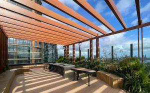 una vista desde la parte superior de un edificio con terraza en Modern Apartment St Leonards en Sídney