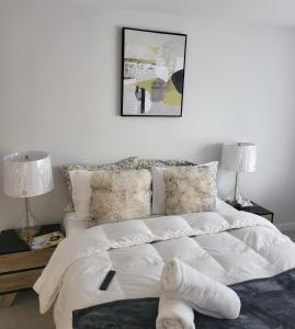 Un dormitorio con una cama con un osito de peluche. en PLEASURE RIDE en Ottawa