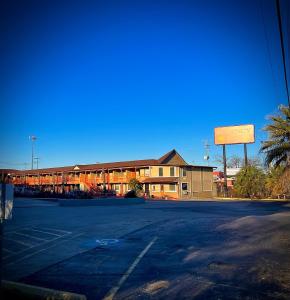 ein leerer Parkplatz vor einem Gebäude in der Unterkunft Hotel Regency Inn in San Antonio