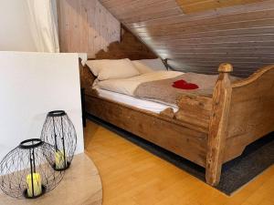una camera da letto con un grande letto in legno con due lampade di Alte Villa Traunstein a Traunstein