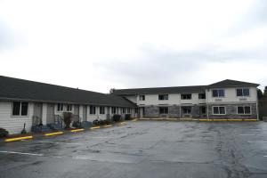 ein leerer Parkplatz vor einem Gebäude in der Unterkunft Best Motel in Seattle