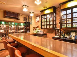 un bar con una barra larga en un restaurante en 万葉茶寮みさか en Hirugami