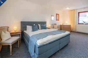Un pat sau paturi într-o cameră la Ferienwohnung zum Koi I EG