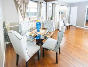 a dining room with a glass table and chairs at Manuel Y Sonia-La casa de los Angeles in Long Beach