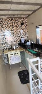 eine Küche mit einem Herd und einer Arbeitsplatte in der Unterkunft Cantinho do Jorge in São Pedro da Aldeia