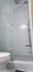 uma cabina de duche em vidro numa casa de banho com WC em Scarborough New 2-Bedroom Basement em Toronto