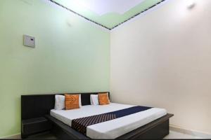 Postel nebo postele na pokoji v ubytování OYO Green City Hotel Rohtak
