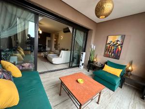 uma sala de estar com um sofá e uma mesa em Sweet Jacob's Appartment Gueliz City Center em Marrakech