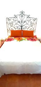 A bed or beds in a room at El Mirador de Pablo, casa con patio privado