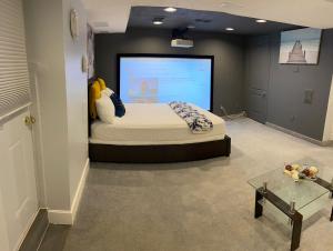 una camera da letto con un grande schermo di Fully furnished basement studio apartment a Mississauga