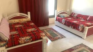 ein Wohnzimmer mit einem Bett und einer Couch in der Unterkunft Sphinx in Hurghada