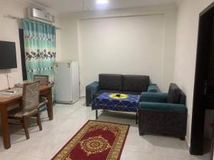 ein Wohnzimmer mit einer Couch und einem Tisch in der Unterkunft Sphinx in Hurghada