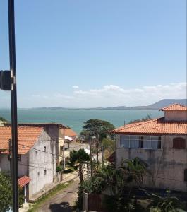 a view of the ocean from a house at Cantinho da Sagrada família in São Pedro da Aldeia