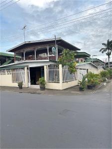 um edifício ao lado de uma rua com plantas em Hotel Mangueira em Paramaribo