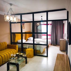 - un salon avec un grand lit et un canapé dans l'établissement NOUVEAU Appartement au plein centre ville en face Hilton M2, à Tanger