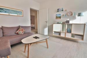 - un salon avec un canapé et une table basse dans l'établissement Süderdüne, à Langeoog