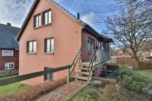 ceglany dom ze schodami na boku w obiekcie Süderdüne w mieście Langeoog