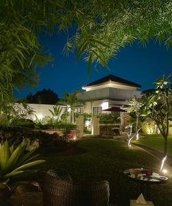 ein Haus mit einem Garten in der Nacht mit Lichtern in der Unterkunft Villa Sivva Sawangan in Depok