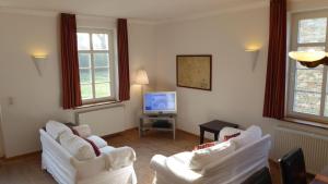 Televiisor ja/või meelelahutuskeskus majutusasutuses Gut-Rattelvitz-Parterre-A-hochwertig-Sauna-Kamin-eTankstelle-Spielscheune-15-000qm-Parkland