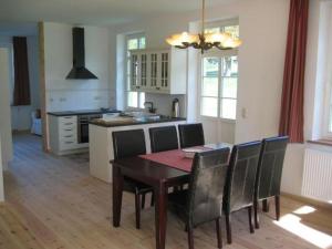 Köök või kööginurk majutusasutuses Gut-Rattelvitz-Parterre-A-hochwertig-Sauna-Kamin-eTankstelle-Spielscheune-15-000qm-Parkland