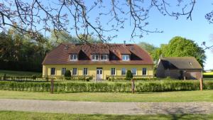 Aed väljaspool majutusasutust Gut-Rattelvitz-Parterre-A-hochwertig-Sauna-Kamin-eTankstelle-Spielscheune-15-000qm-Parkland