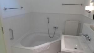 Vannituba majutusasutuses Gut-Rattelvitz-Parterre-A-hochwertig-Sauna-Kamin-eTankstelle-Spielscheune-15-000qm-Parkland +70 fotot