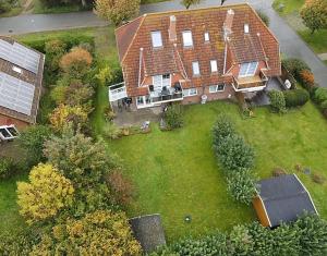 an aerial view of a large house with a yard at Inseloase in Fehmarn