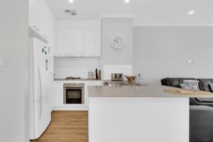 Dapur atau dapur kecil di 96C Esplanade, Semaphore