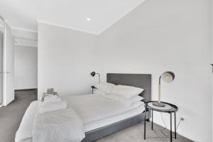 Tempat tidur dalam kamar di 96C Esplanade, Semaphore