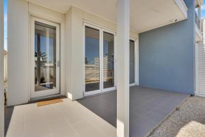 Balkon atau teras di 96C Esplanade, Semaphore