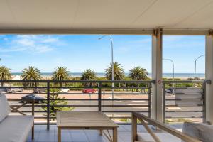 Balkon atau teras di 96C Esplanade, Semaphore
