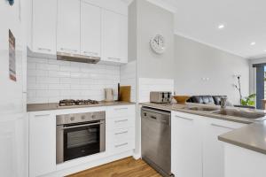 Dapur atau dapur kecil di 96C Esplanade, Semaphore