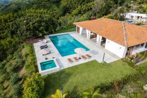 uma vista aérea de uma casa com piscina em Quinta San Felipe em Manizales