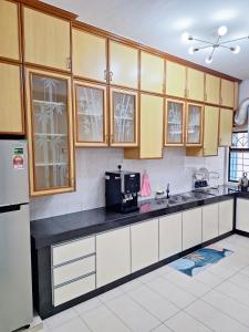 Kuchyň nebo kuchyňský kout v ubytování 23 Sri Kluang HomeStay - Up to 15pax