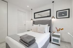1 dormitorio blanco con 1 cama con paredes blancas en Leib 65, en Ciudad de México