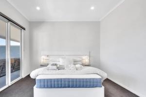 A bed or beds in a room at 96B Esplanade, Semaphore
