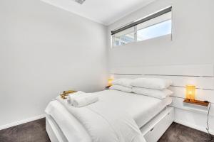 A bed or beds in a room at 96B Esplanade, Semaphore