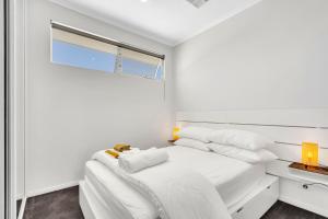 A bed or beds in a room at 96B Esplanade, Semaphore