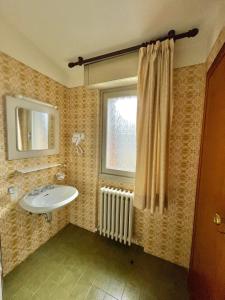 a bathroom with a sink and a window at Hotel Ristorante La Sorgente in Plesio