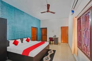 Un pat sau paturi într-o cameră la Hotel Madison Homes Bhubaneswar Near Lingaraj Temple and Ram Mandir