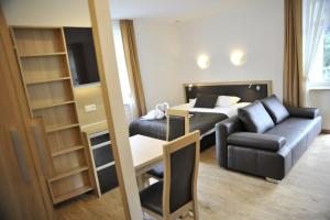 pokój hotelowy z łóżkiem, kanapą i stołem w obiekcie Apartamenty Watra w Rabce